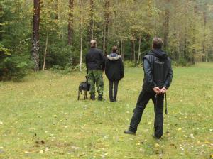 Väntar på vad den där figuren ska hitta på som skuttar och leker, undra om jag får vara med?